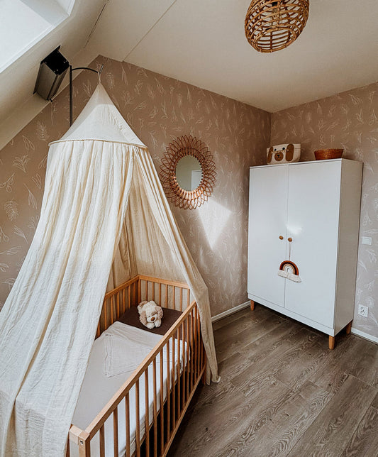 Een Babykamer met Neutrale Kleuren en Botanisch Behang