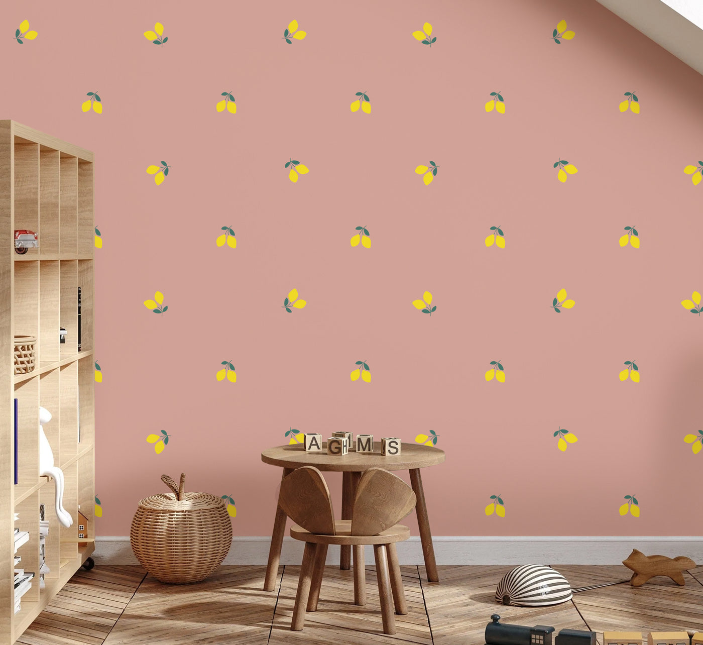 Meisjeskamer meidenkamer met behang citroen op oudroze achtergrond voor de kinderkamer