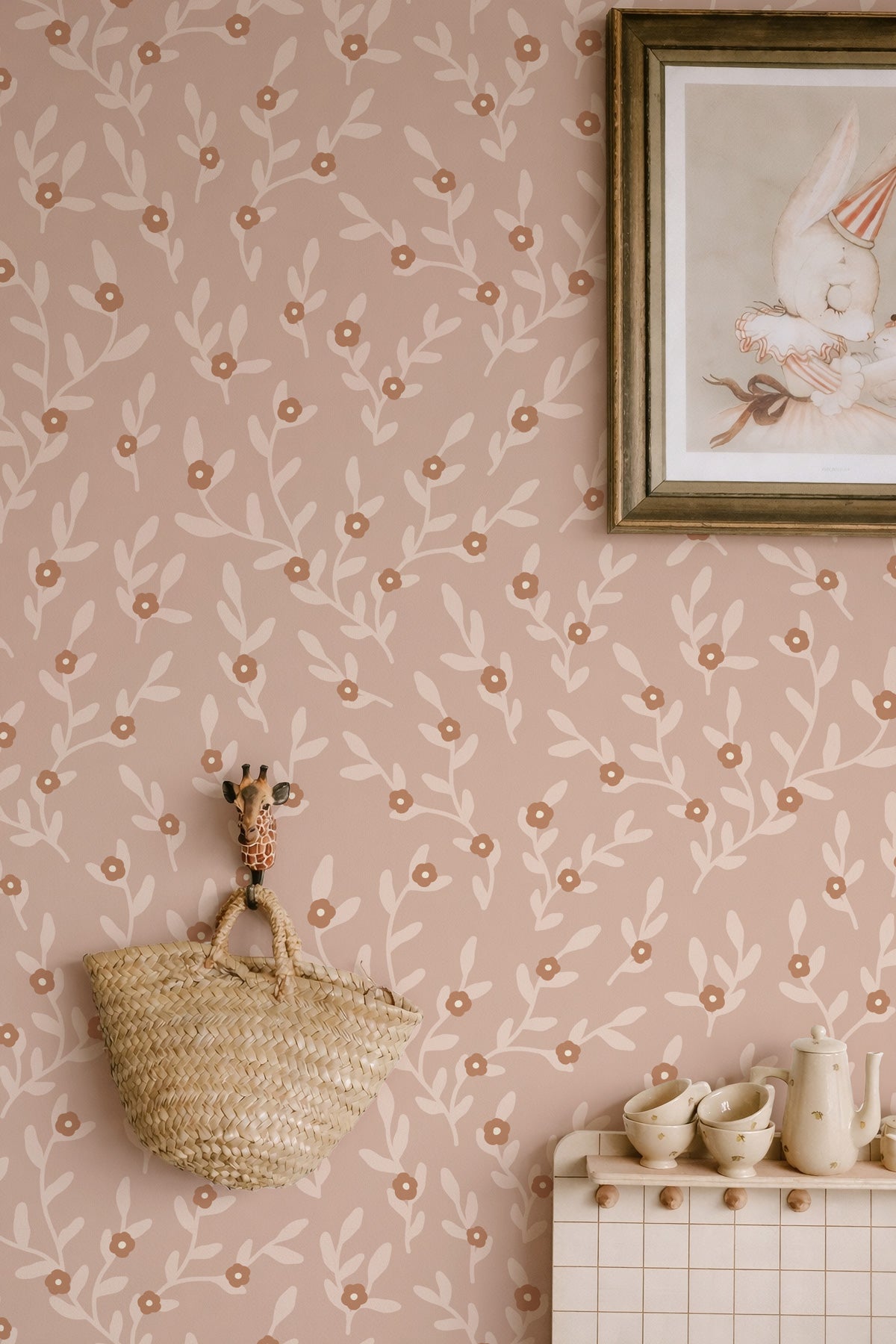 Chambre d'enfant avec le papier peint « Fleur de printemps » en vieux rose