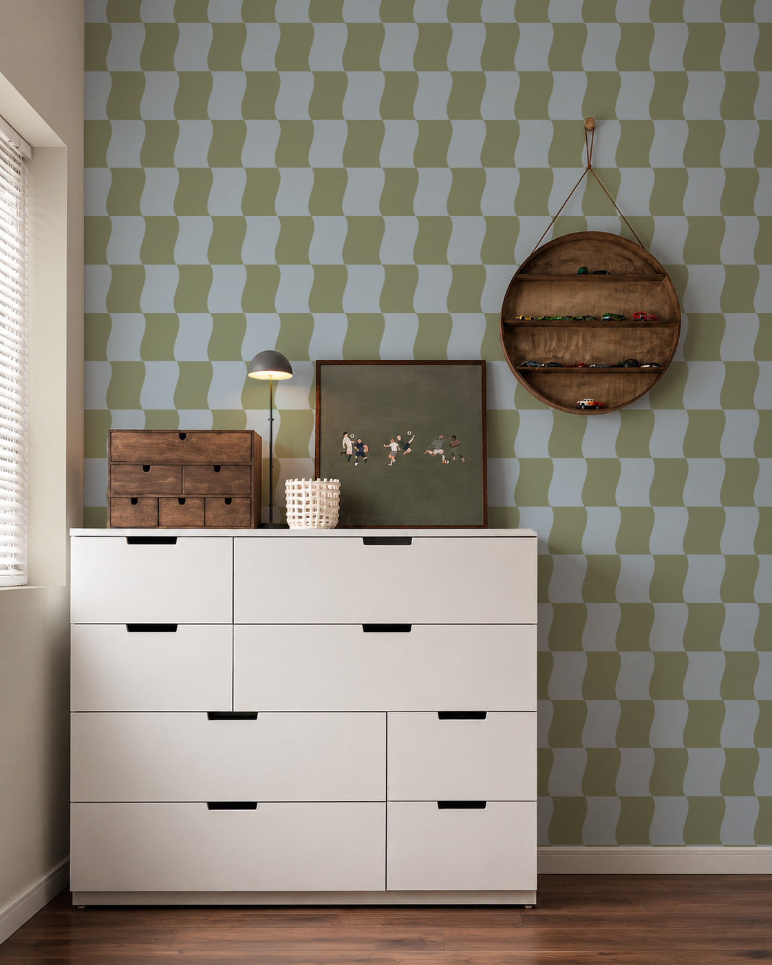 Chambre d'enfant avec le papier peint « Wavy Blocks » en bleu et vert
