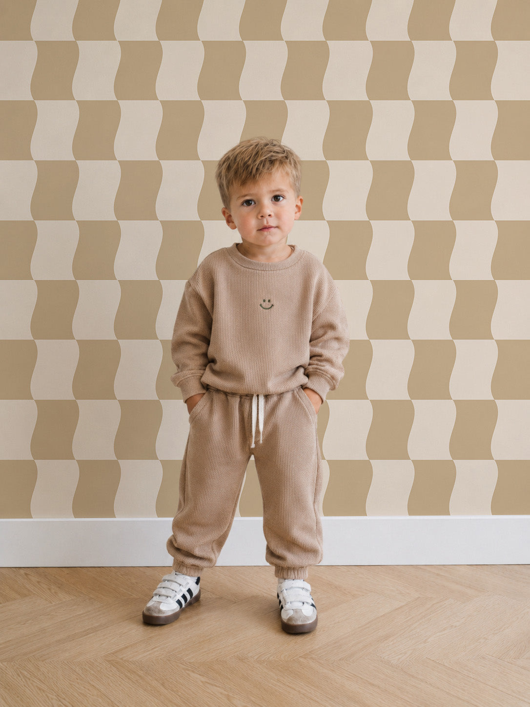 Chambre d'enfant avec le papier peint « Wavy Blocks » en jaune beurre