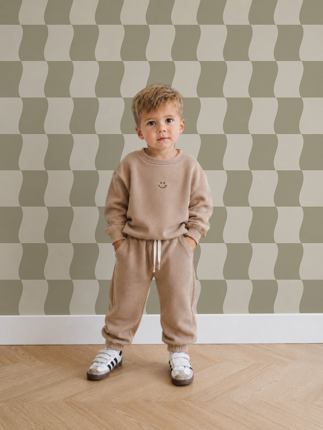 Chambre d'enfant avec le papier peint « Wavy Blocks » en vert