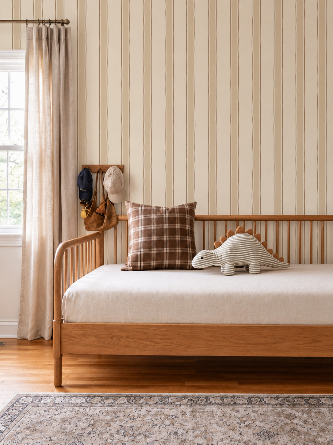 Chambre d'enfant avec le papier peint « Rayures tracées » en beige