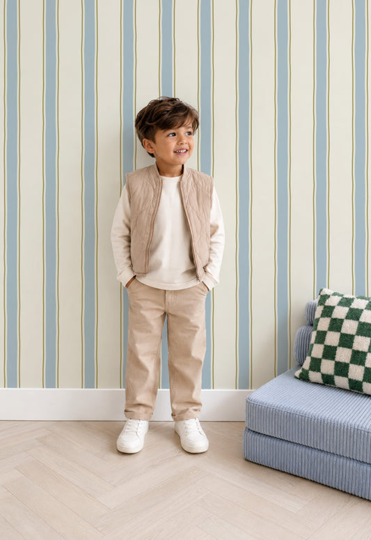 Kinderkamer met behang in blauw en groen met getekende strepen