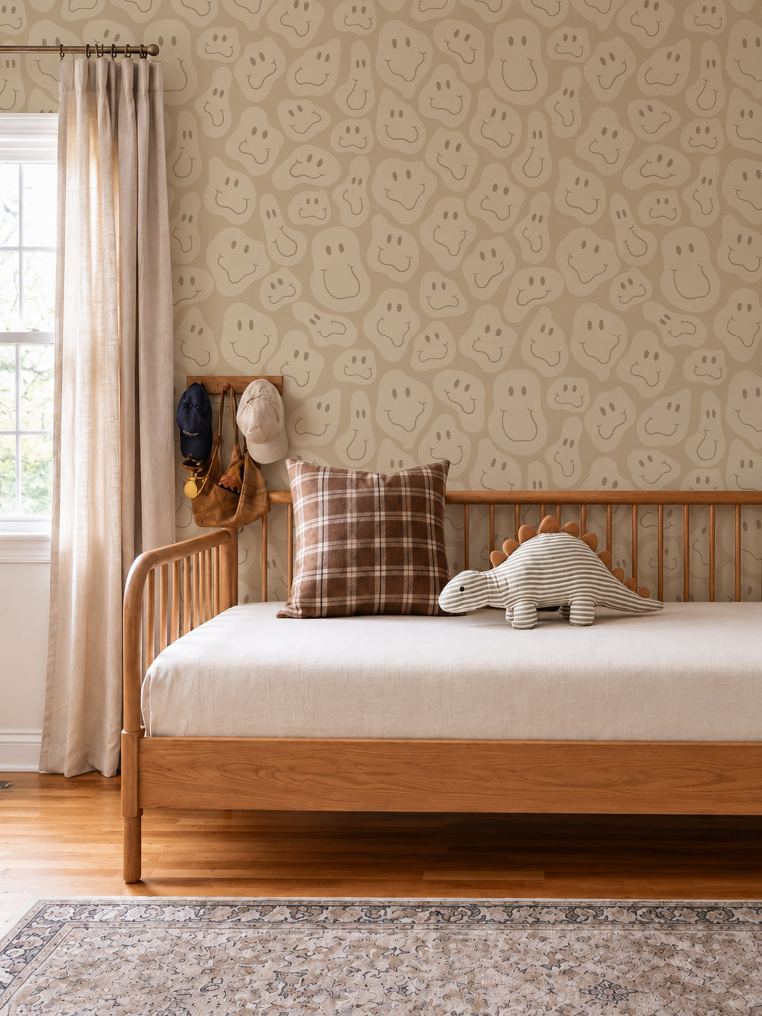 Chambre d'enfant avec le papier peint « Happy Shapes » en beige