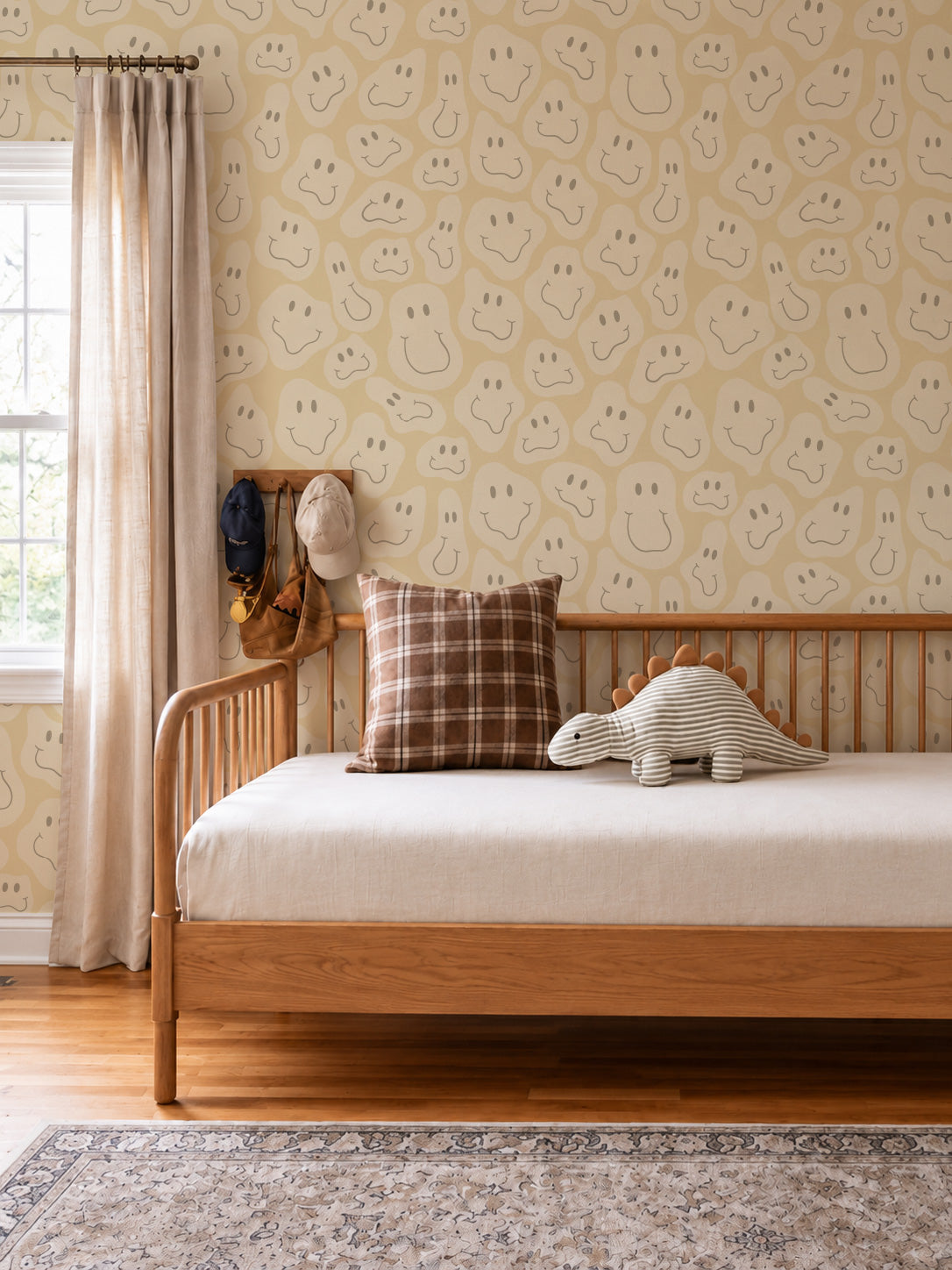 Chambre d'enfant avec le papier peint « Happy Shapes » en jaune