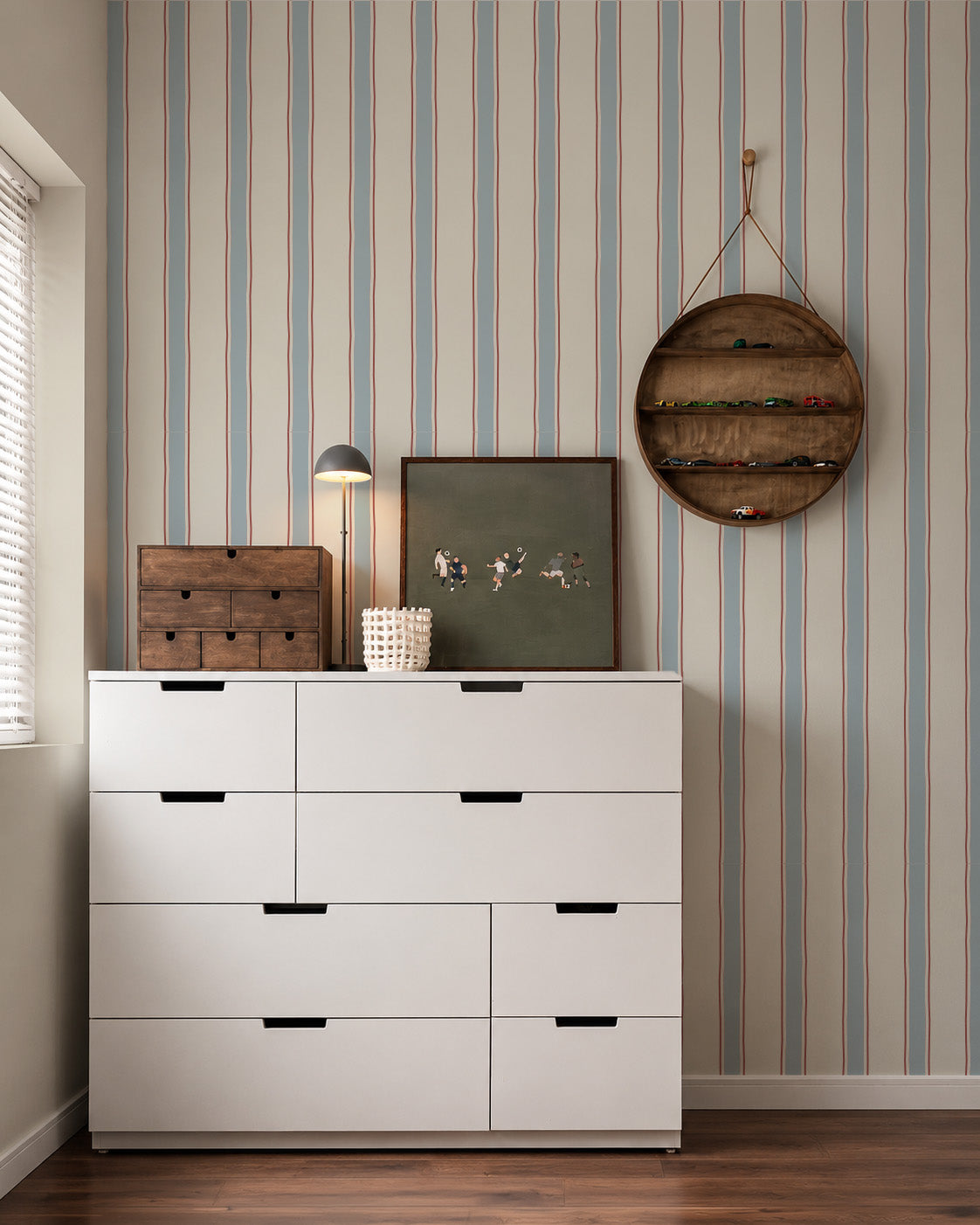 Chambre d'enfant avec le papier peint « Rayures tracées » en bleu et rouge