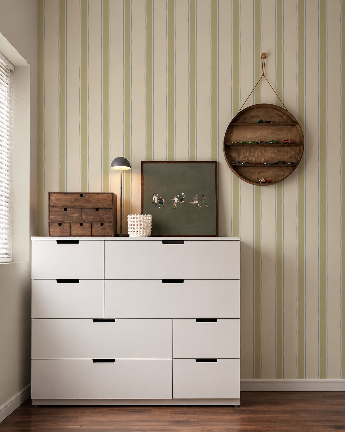 Chambre d'enfant avec le papier peint « Rayures tracées » en vert