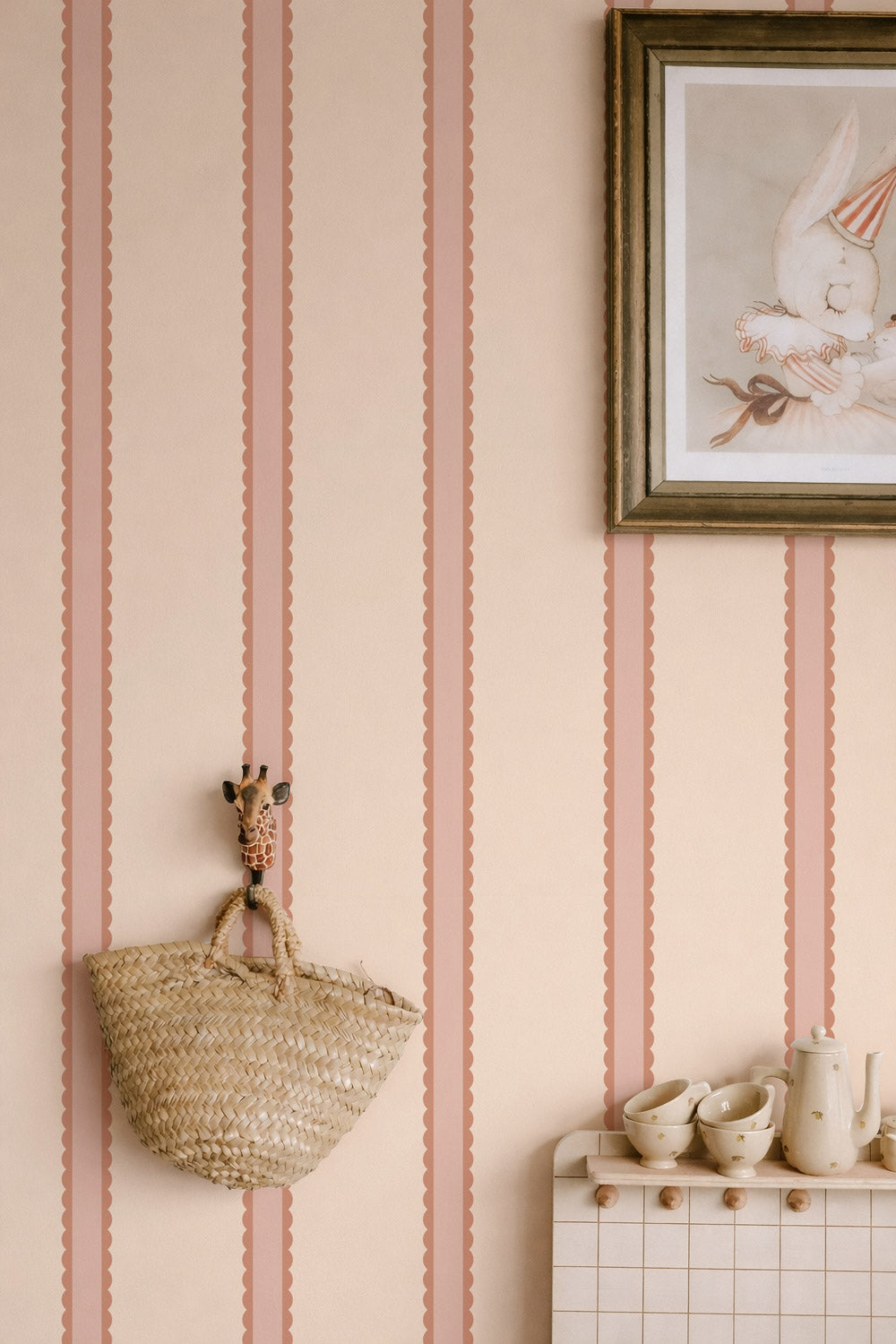Chambre d'enfant avec le papier peint « Rayures festonnées » en crème et rose
